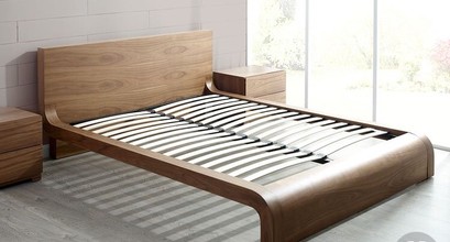 дерев'яні ліжка та тумбочки 