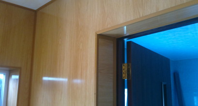 Обшивка веранды пластиковой вагонкой, установка пластиковых плинтусов.