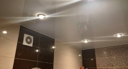 Натяжной потолок в ванной