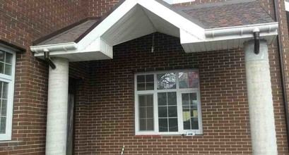 Вид фасада после устройства гипсовой лепнины