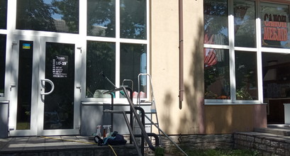 Мойка витрин ,окон вывесок