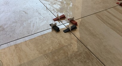 Укладка плитки на підлогу з використанням СВП