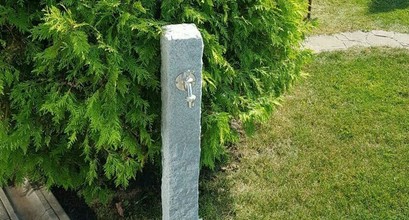 Обустройство скважины с монтажом декоративной колонки да участке