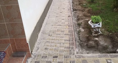 Викладка нової бруківки на бетонну основу у часному домі