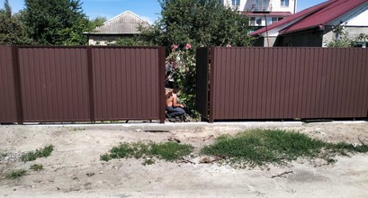 Паркан довжино 12 м, висотою 1,7 м зз розпашними воротами та хвірткою