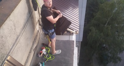 Монтаж дашка над балконом
