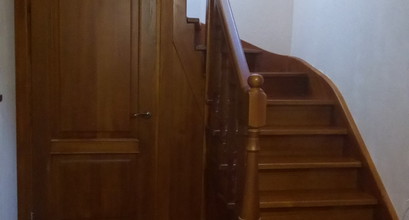 Лестница из массива сосны.