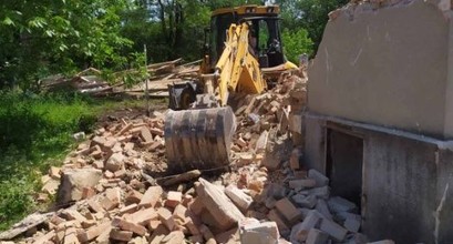 Демонтаж будинку та господарських будівель загальною площею по підлозі 200 метрів квадратних