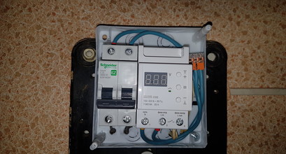 Замена пробок на автоматы с монтажом реле контроля напряжения