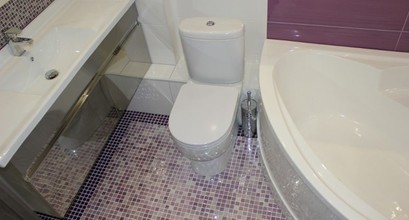 Полный демонтаж и переустановка новой ванной, раковины, унитаза.
