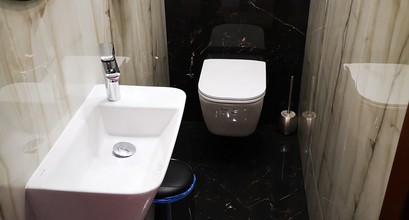 Укладка великоформатної плитки в санвузлі 