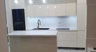 Зібрана та встановлена кухня