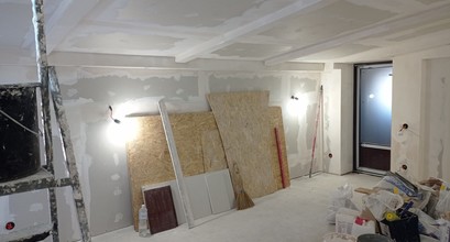 были выполнены работы по гипсокартону и прокладке за ним провода в гофре