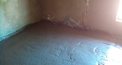 Стяжка підлоги другого поверху із дерев'яним перекриттям поверх прокладених труб опалення