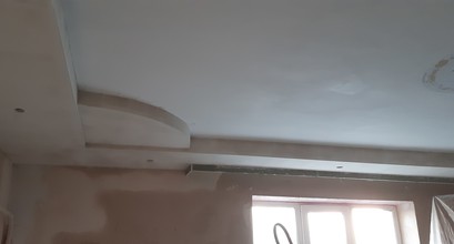 Ремонт кімнати монтаж короба на стелі з пів кругами