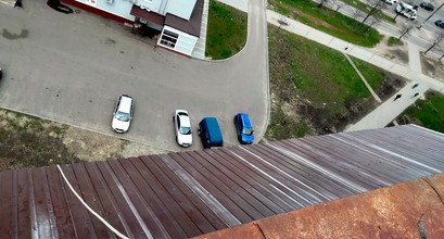 Монтаж балконного козырька