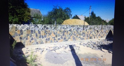 Мурування паркану з природнього каменю