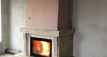 Камін з водяним контуром обробка мрамором 