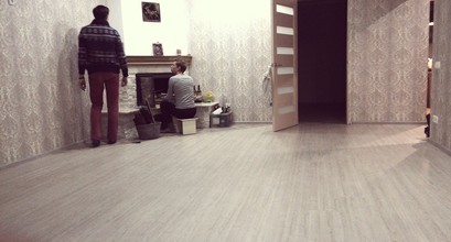 Шпаклівка і поклейка шпалер.