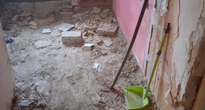 Демонтаж дерев'яної підлоги, заливка стяжки та облаштування вани плиткою