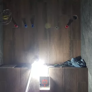 Плитка в туалеті, технологічні отвори, підрізка, ревізійні лючки