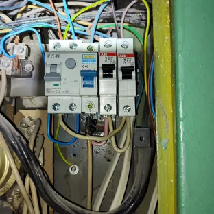 Замена старых автоматом в щитке установка и настройка реле напряжения 