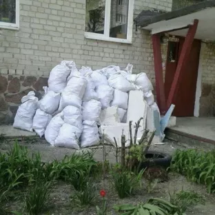 Будівельний бій та старі меблі