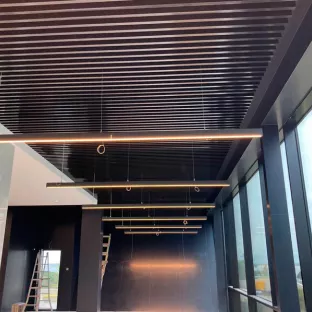 Реечный кубообразный потолок для загородного комплекса Sunray