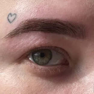 Фарбування брів та корекція 