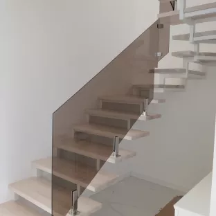 Вироби з гартованого скла, перила на сходи та балкони