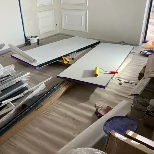 Поклейка шпалер на двері