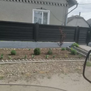 Встановленням паркана з ламелі 