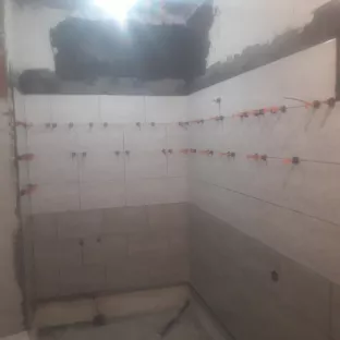 Вкладання керамінчної плитки в санвузлі з віконним проємом в підлогу на вулицю, 4етаж) 